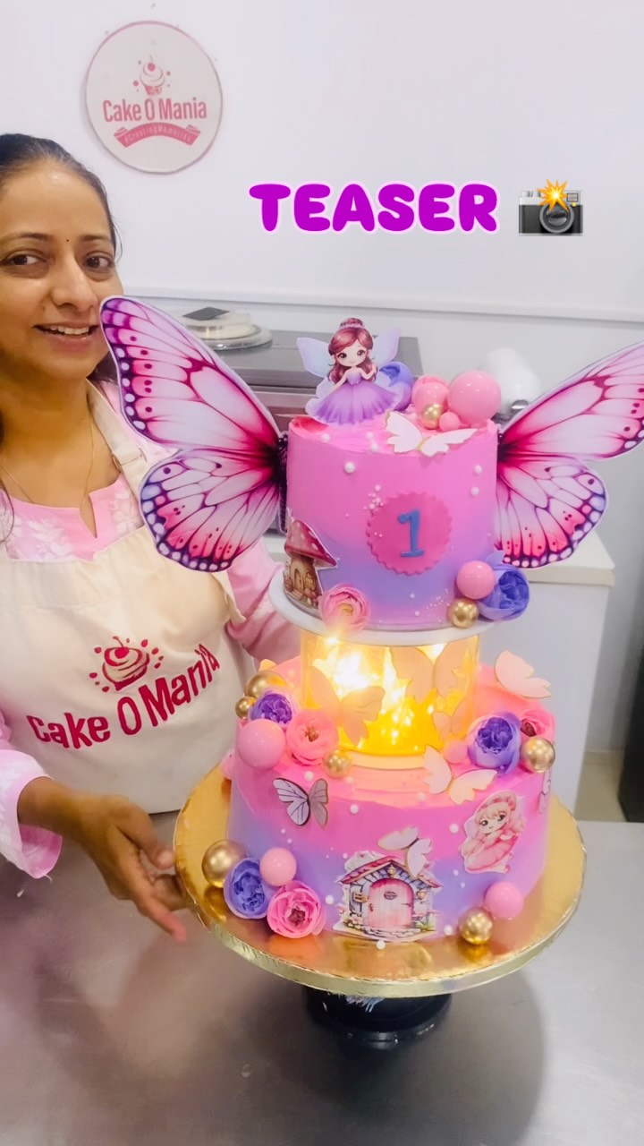 You see the cake 🦋
You haven’t seen the chaos behind it !!!!! 

#cake #cakedecorating #baking #fyp #customerservice